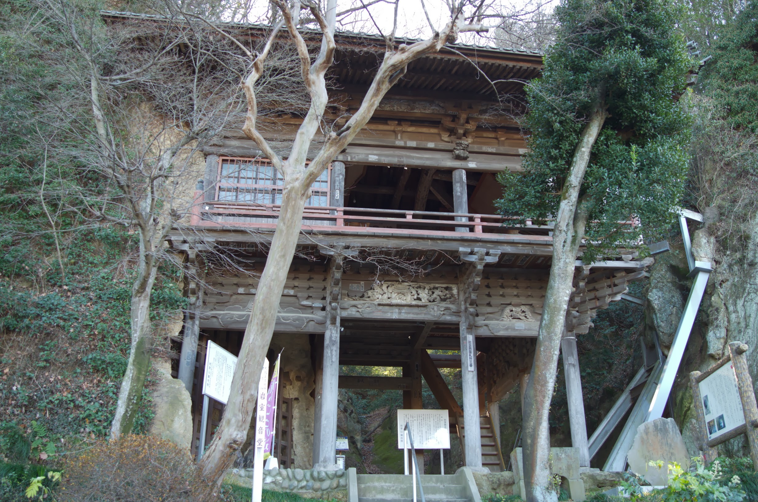 岩室観音堂、崖に建つ懸造りの本堂を正面から見上げた様子