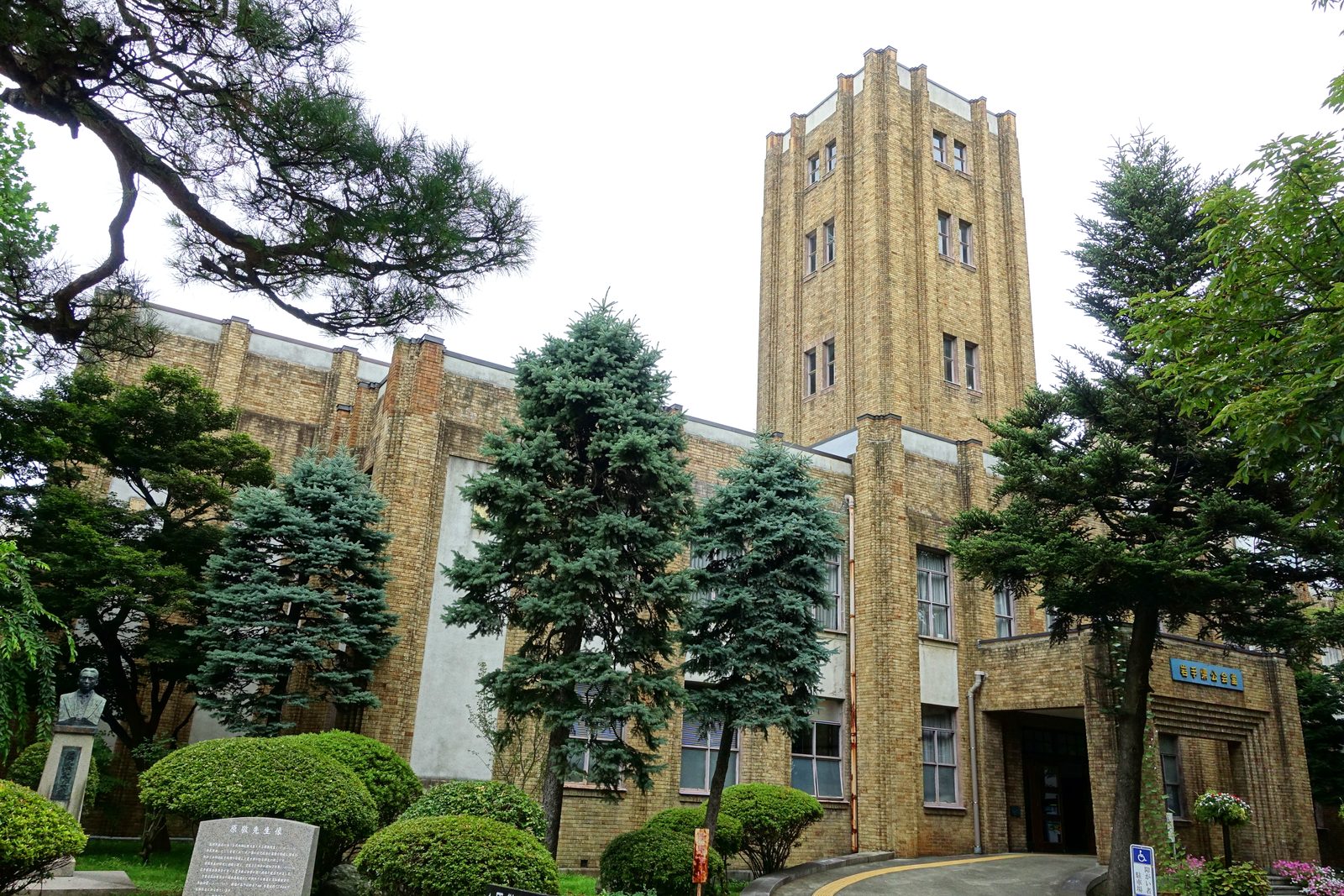 岩手県公会堂のネオゴシック様式の外観