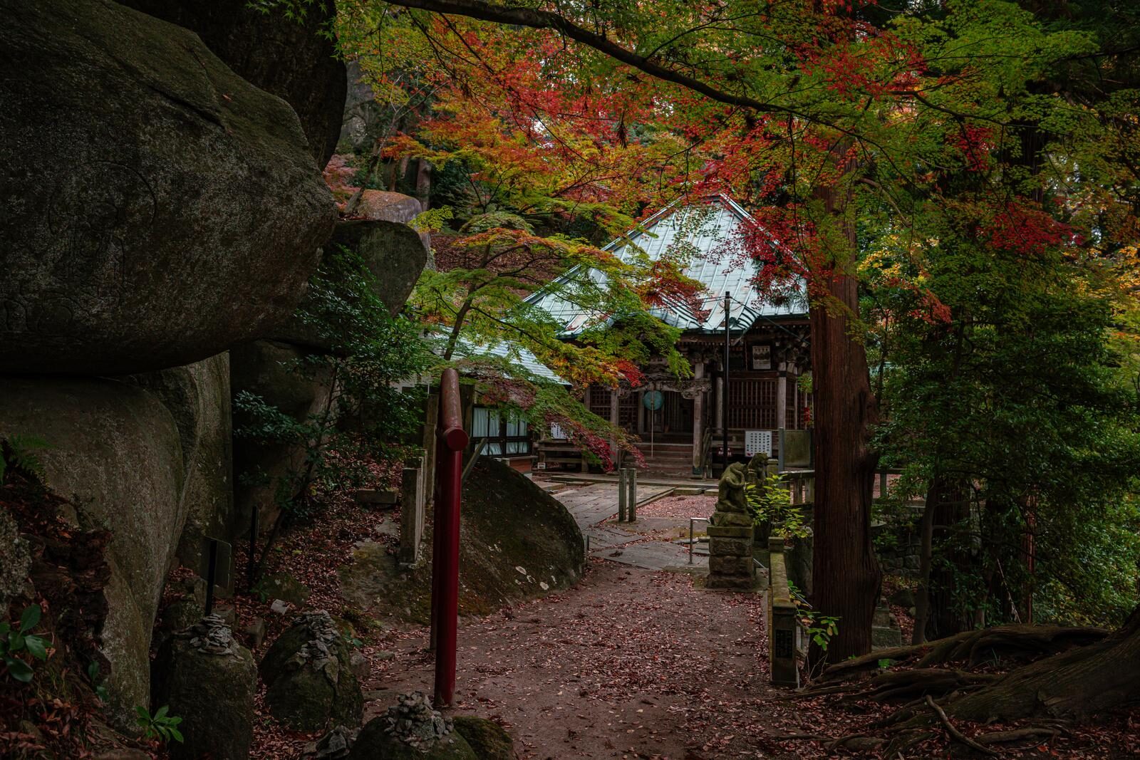 岩角山岩角寺の毘沙門堂へ続く参道と紅葉、巨石
