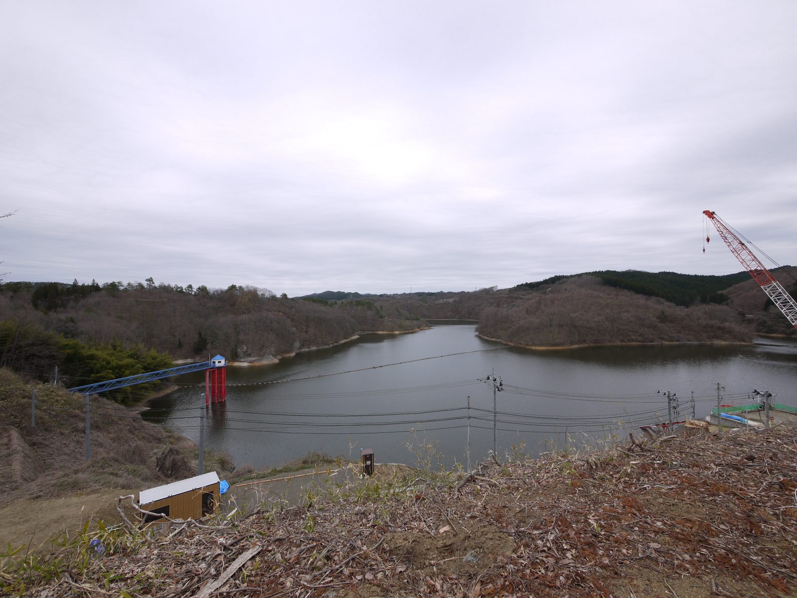 母畑湖（千五沢ダム）の湖面と周囲の山並み
