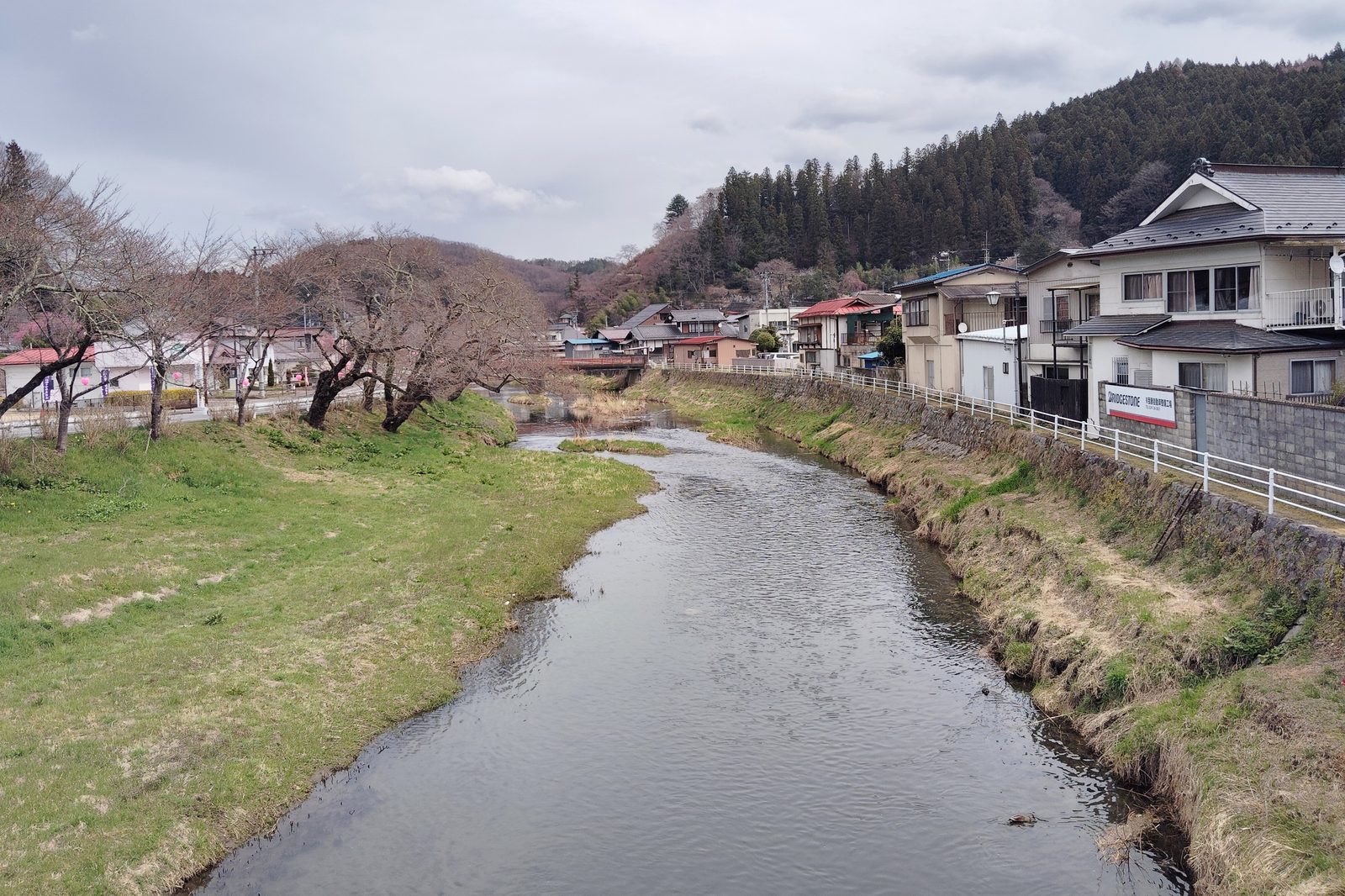 桜並木で知られる石川町中心部の北須川