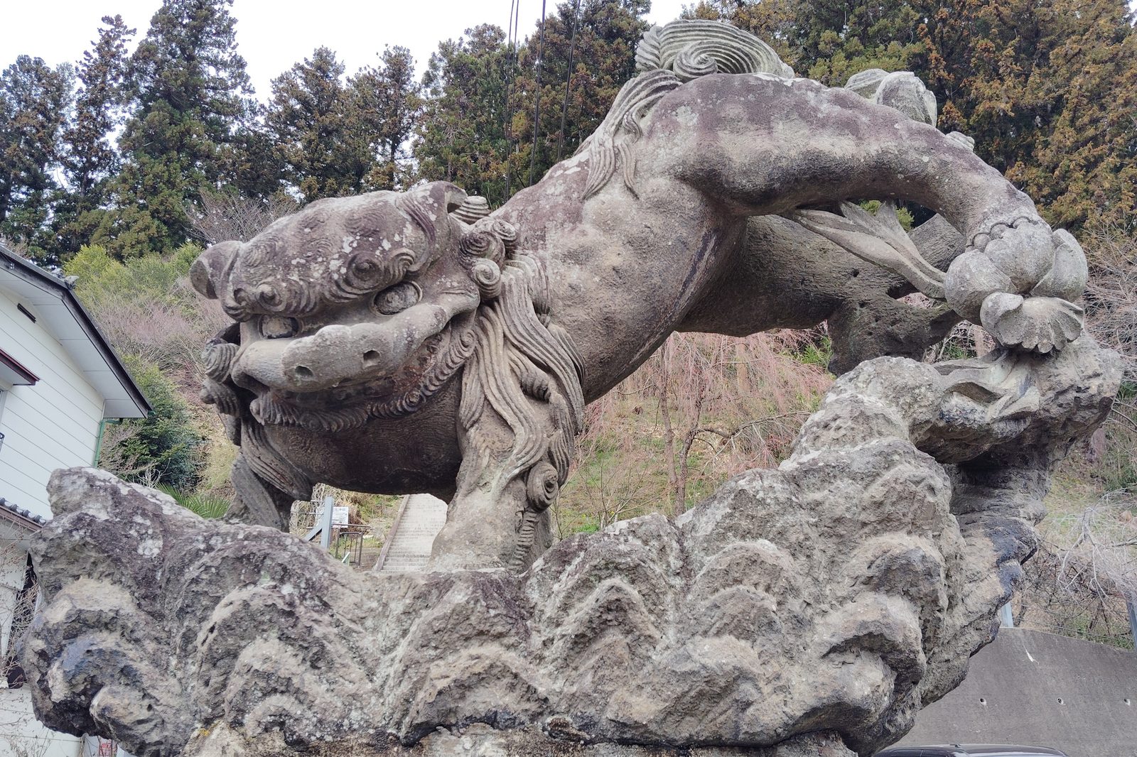 石都々古和気神社の狛犬（飛翔獅子）のアップ