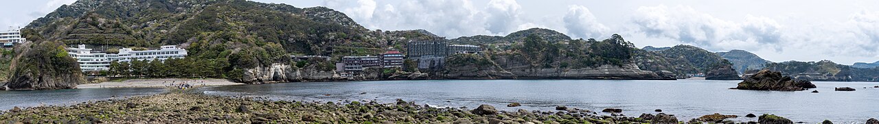 堂ヶ島の海岸線と三四郎島群の全景パノラマ