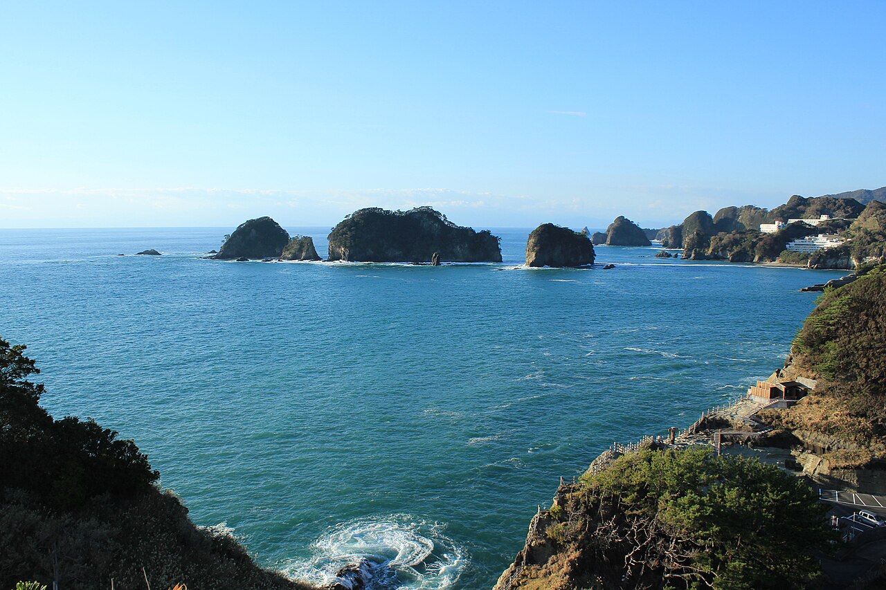 干潮時に現れる堂ヶ島・三四郎島のトンボロ