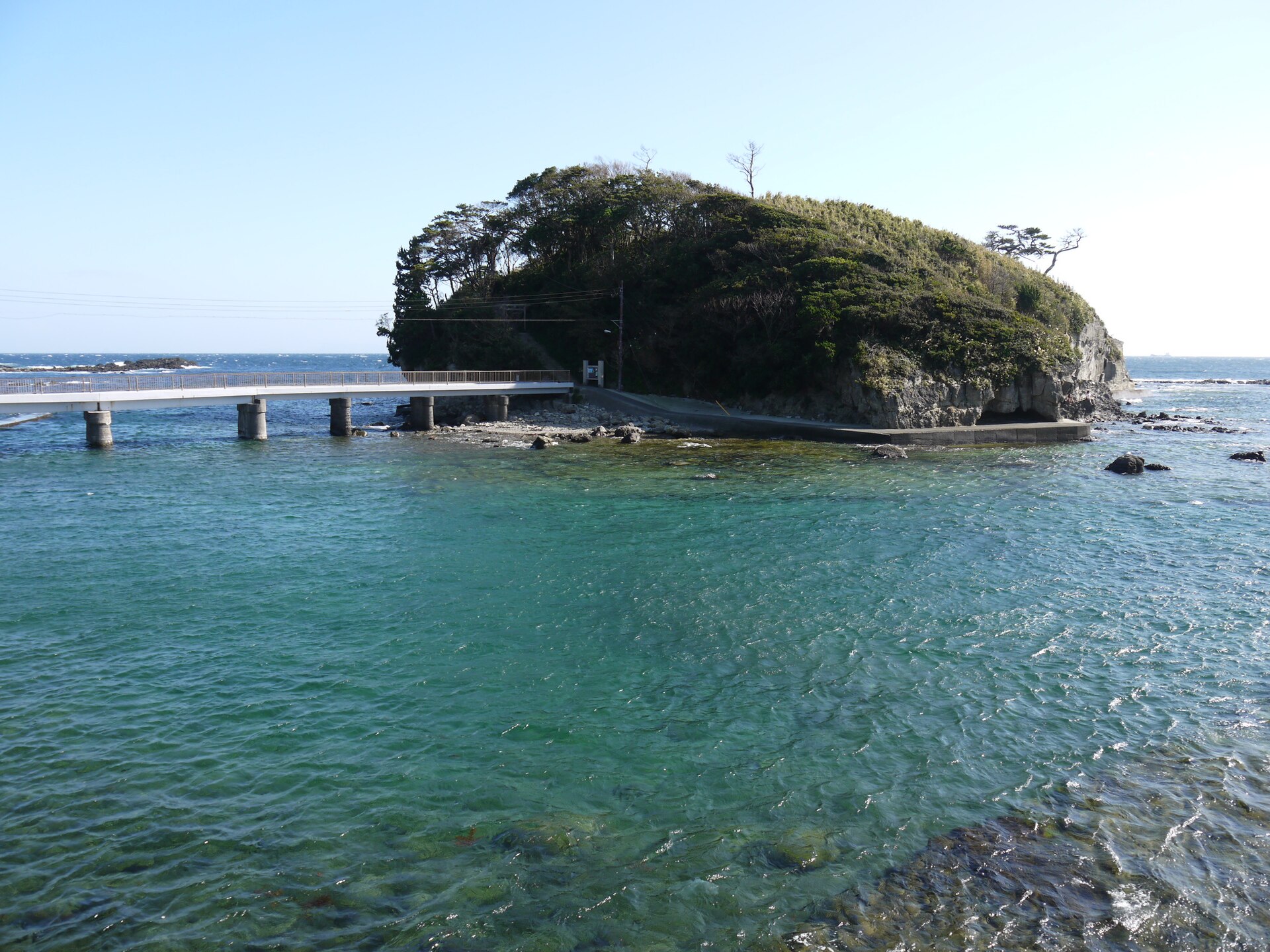 恵比須島の海岸に露出する白色と黒色の縞模様の地層