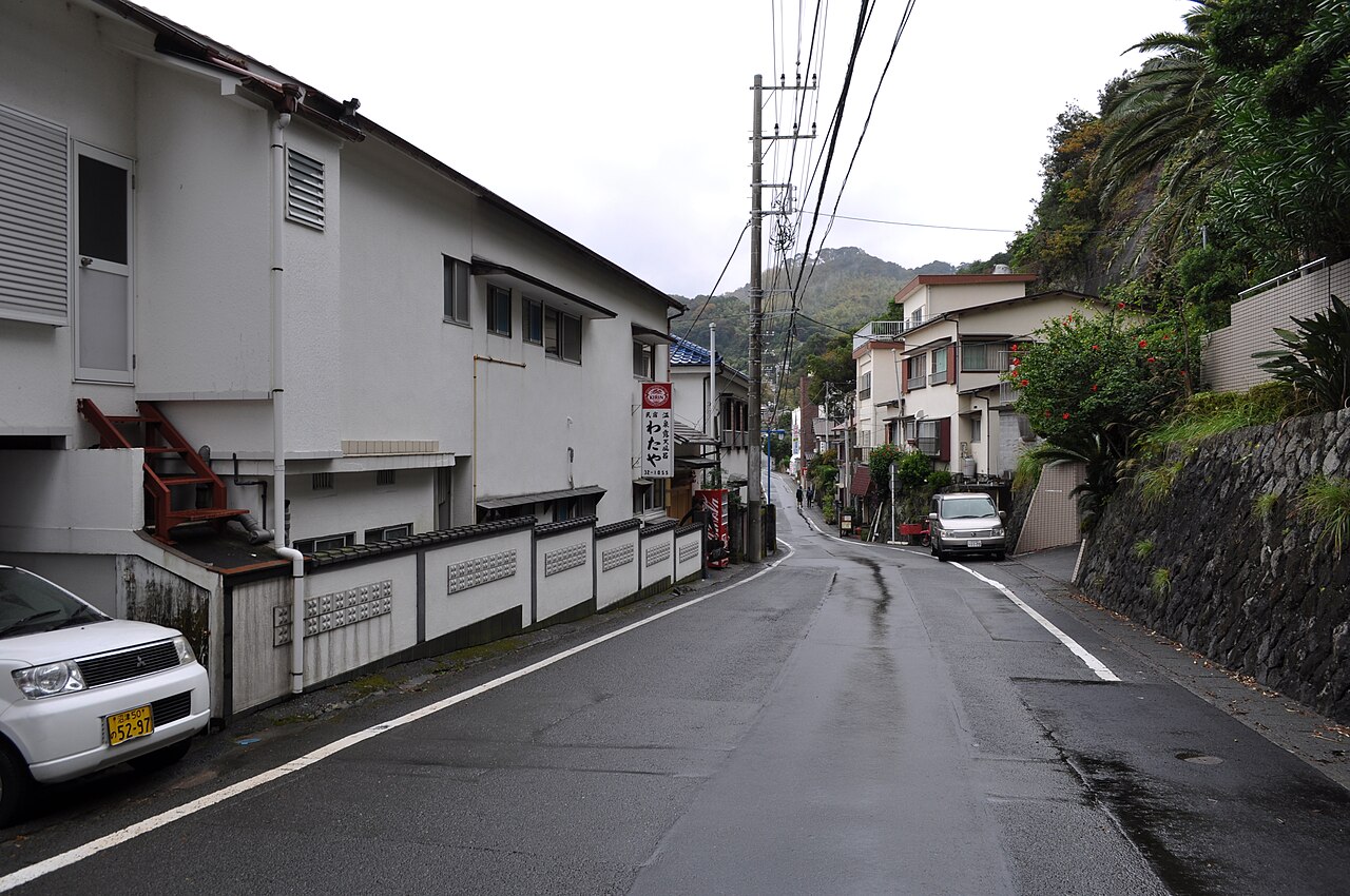 今井浜海水浴場の遠浅の砂浜と海