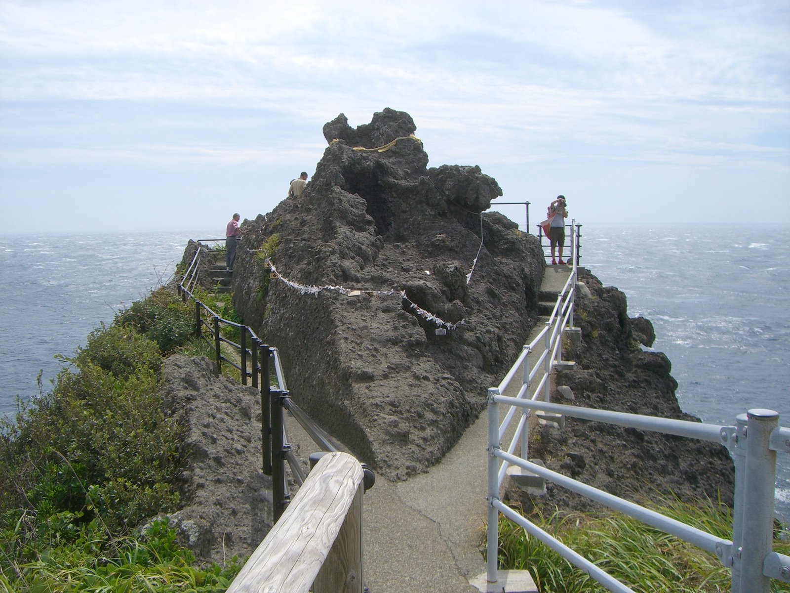伊豆半島最南端、石廊崎の断崖と青い海