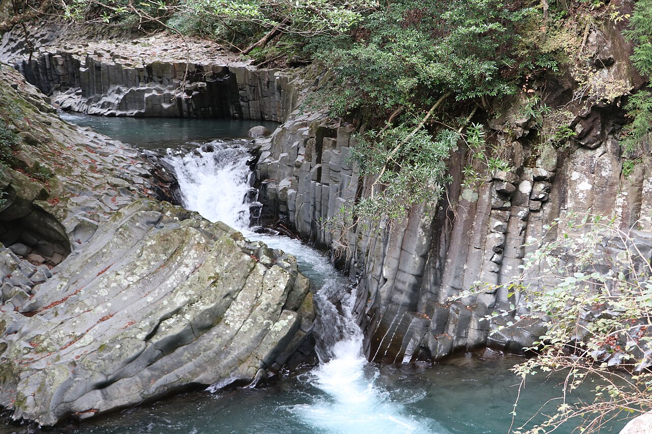 出合滝の流れと岩肌