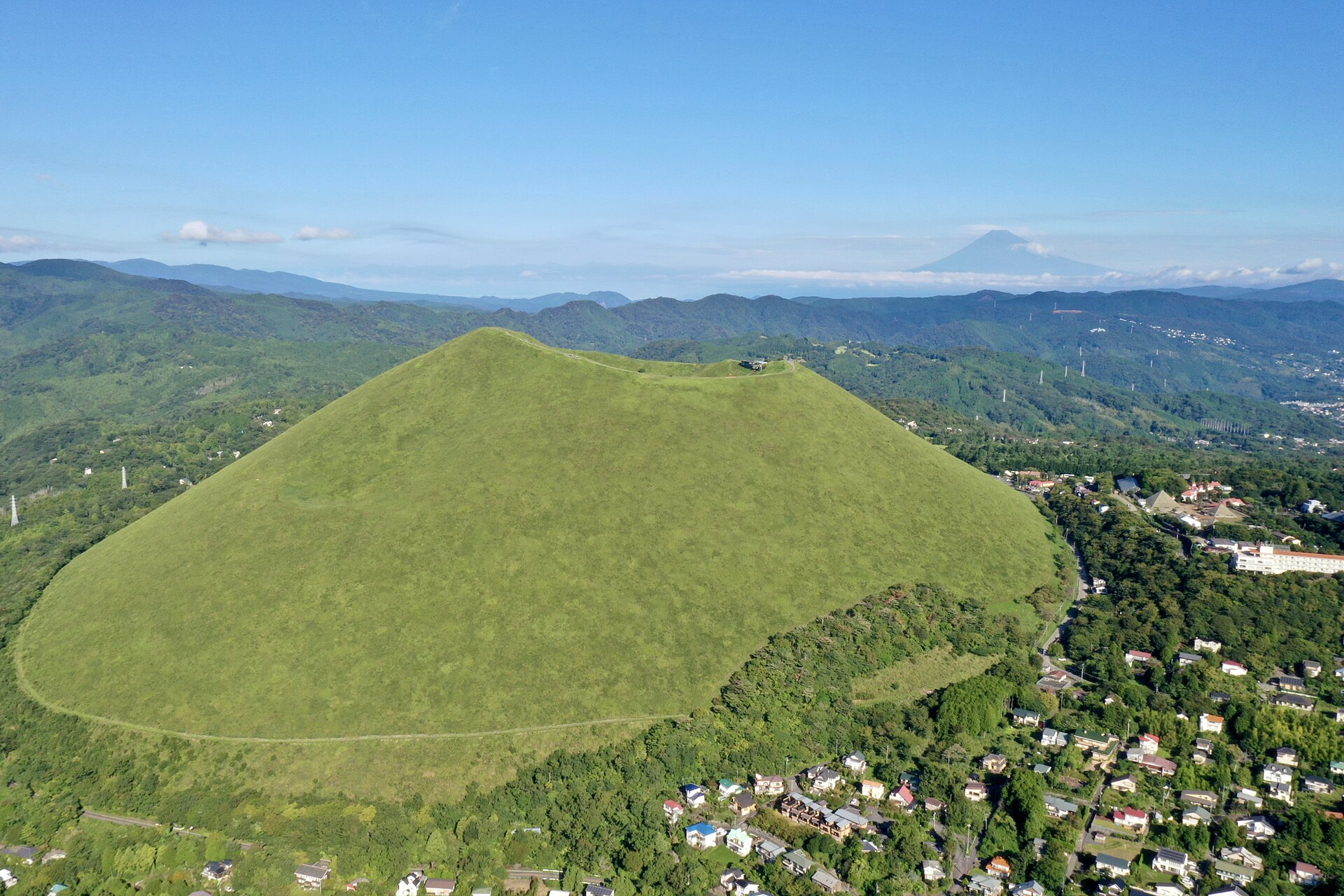 大室山山頂から富士山を望む風景