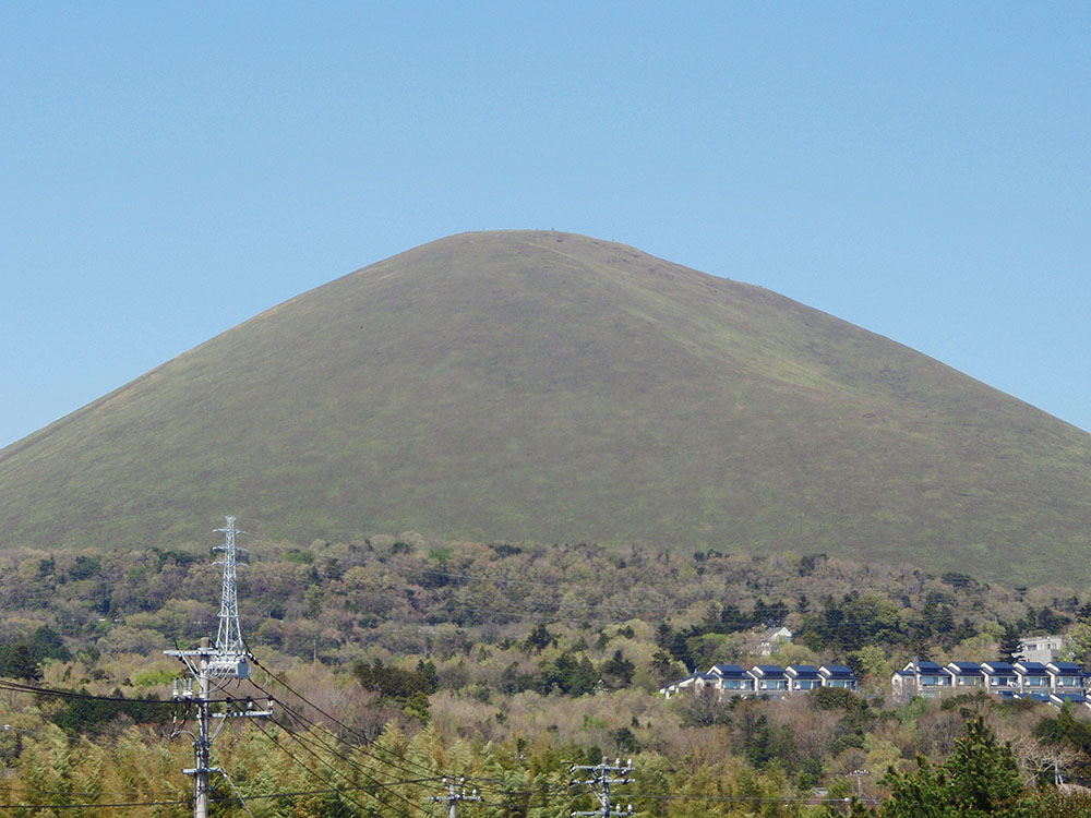 大室山の登山リフトと丸い山容