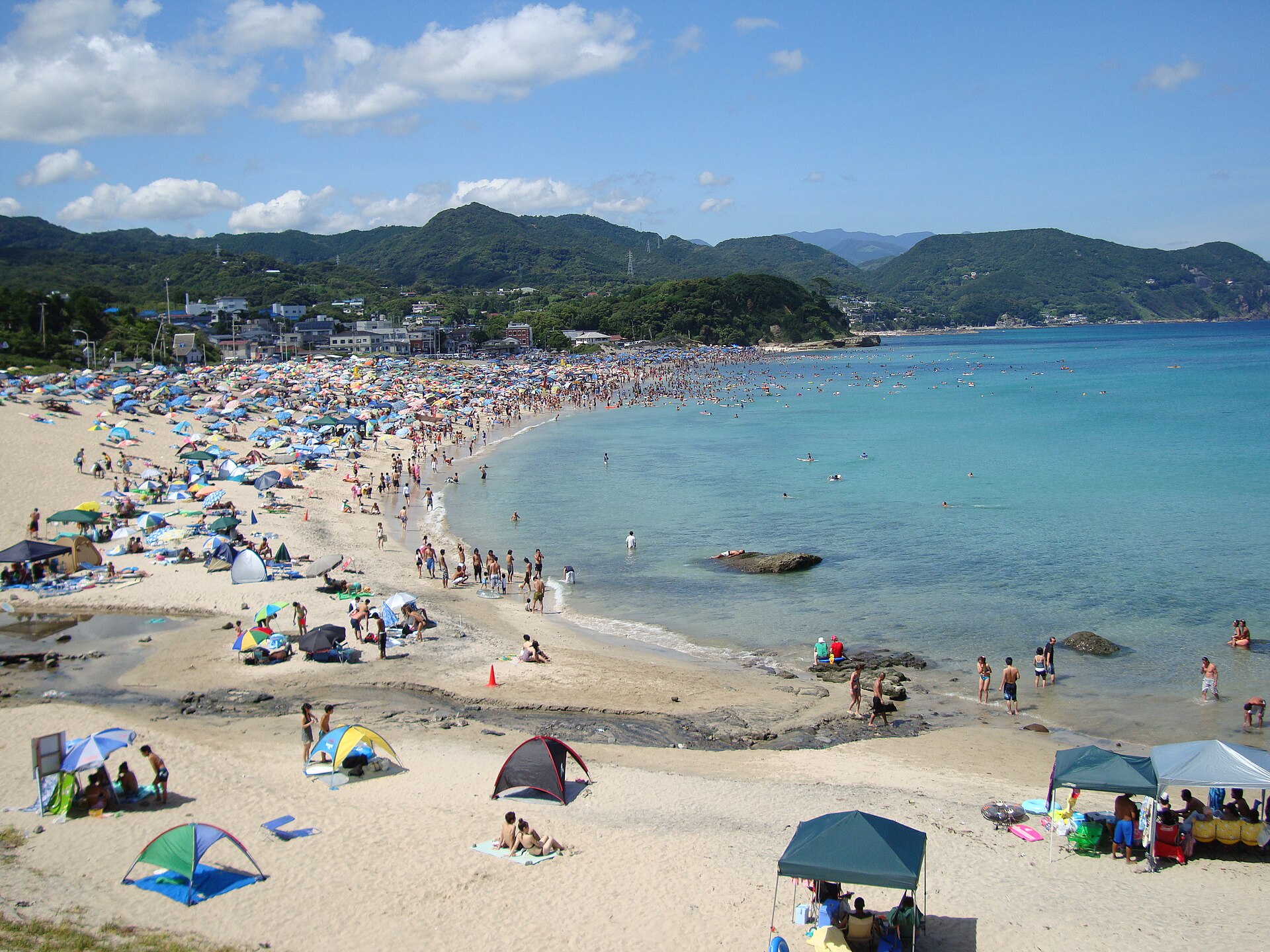 白浜の海と空が広がる風景