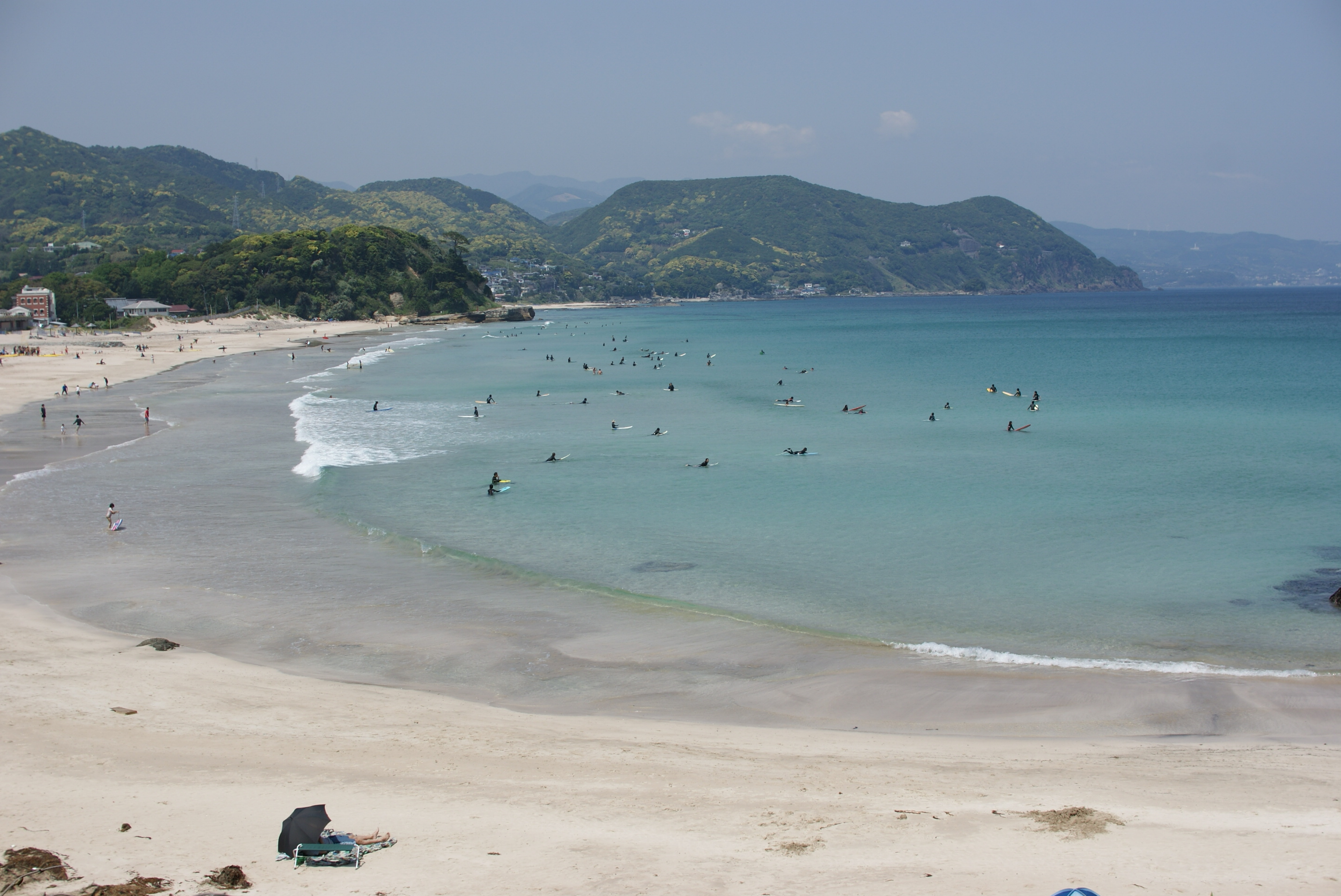 白浜大浜海水浴場の白い砂浜とエメラルドグリーンの海