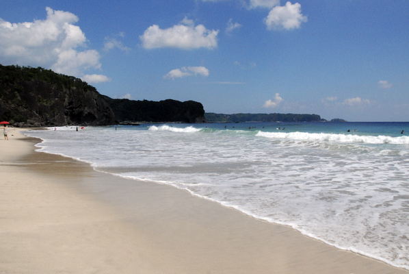 多々戸浜の砂浜と青い海