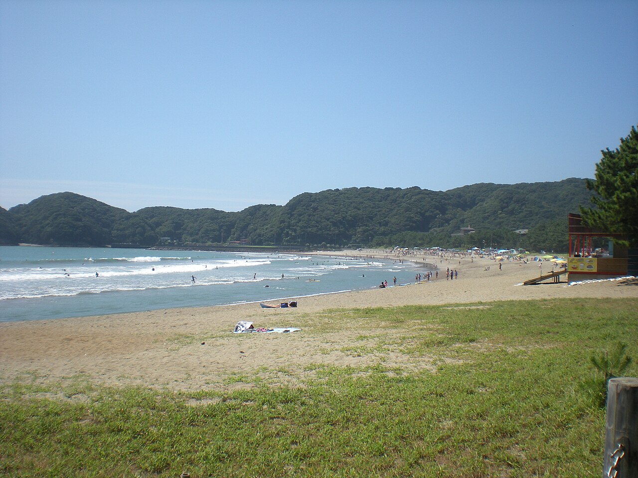 弓ヶ浜海水浴場の弧を描く白砂ビーチ