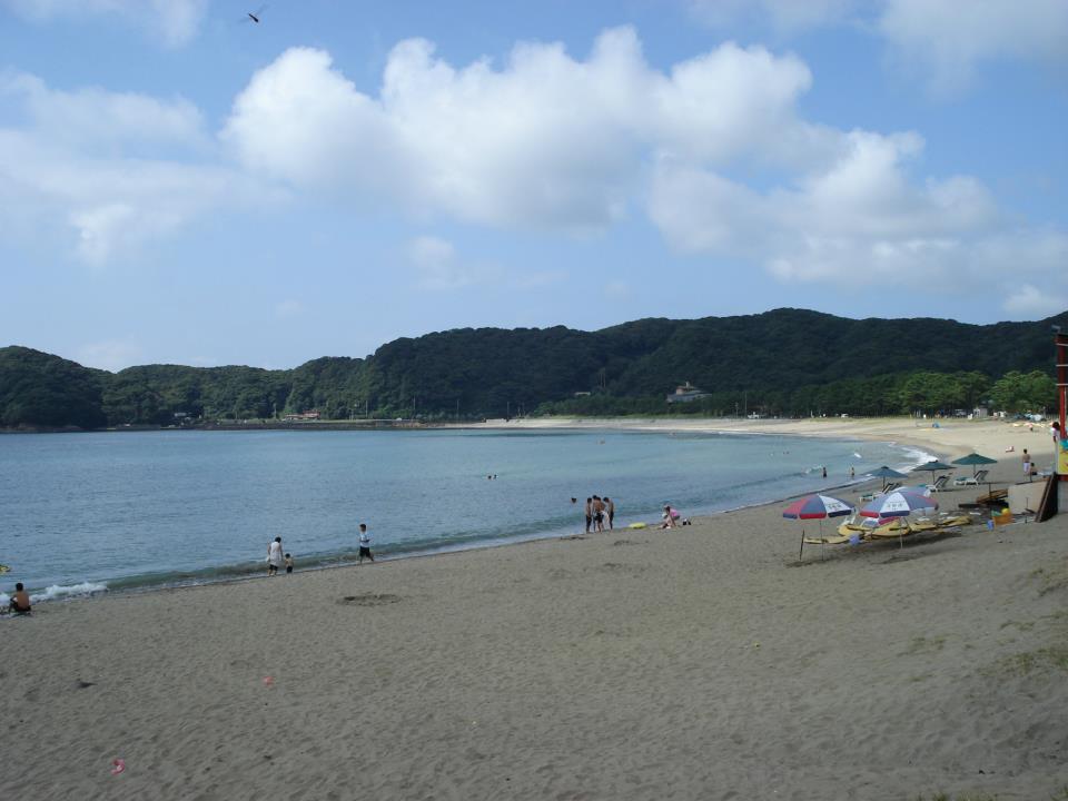 弓ヶ浜海水浴場のビーチパラソルと砂浜