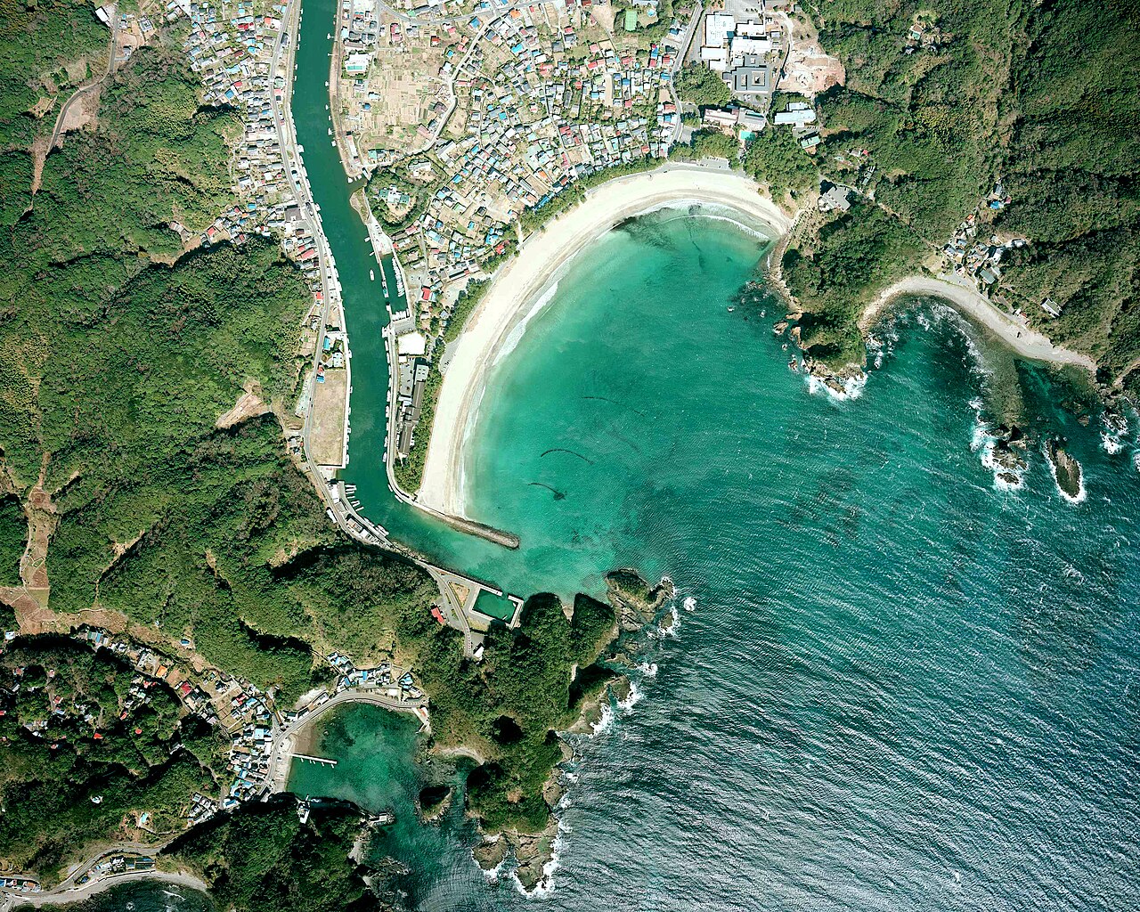弓のように弧を描く弓ヶ浜海水浴場の白砂