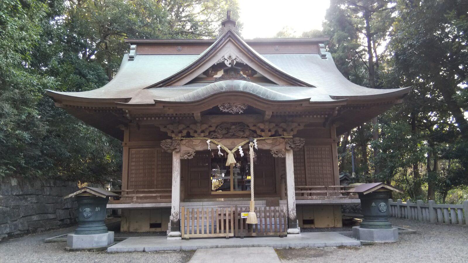 泉神社の拝殿、しめ縄が下がる木造の社殿