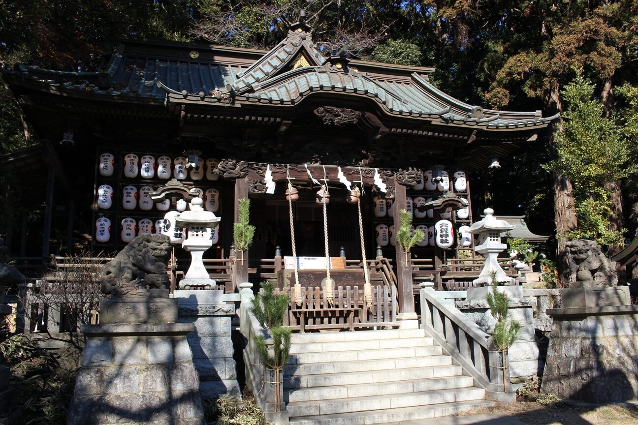 大甕神社の拝殿と狛犬