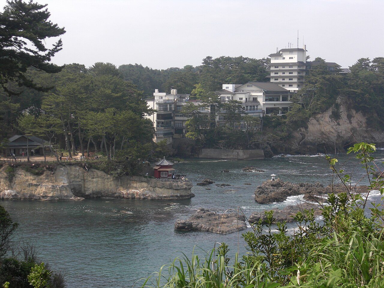 五浦海岸の入り江と六角堂、観光ホテルの遠景