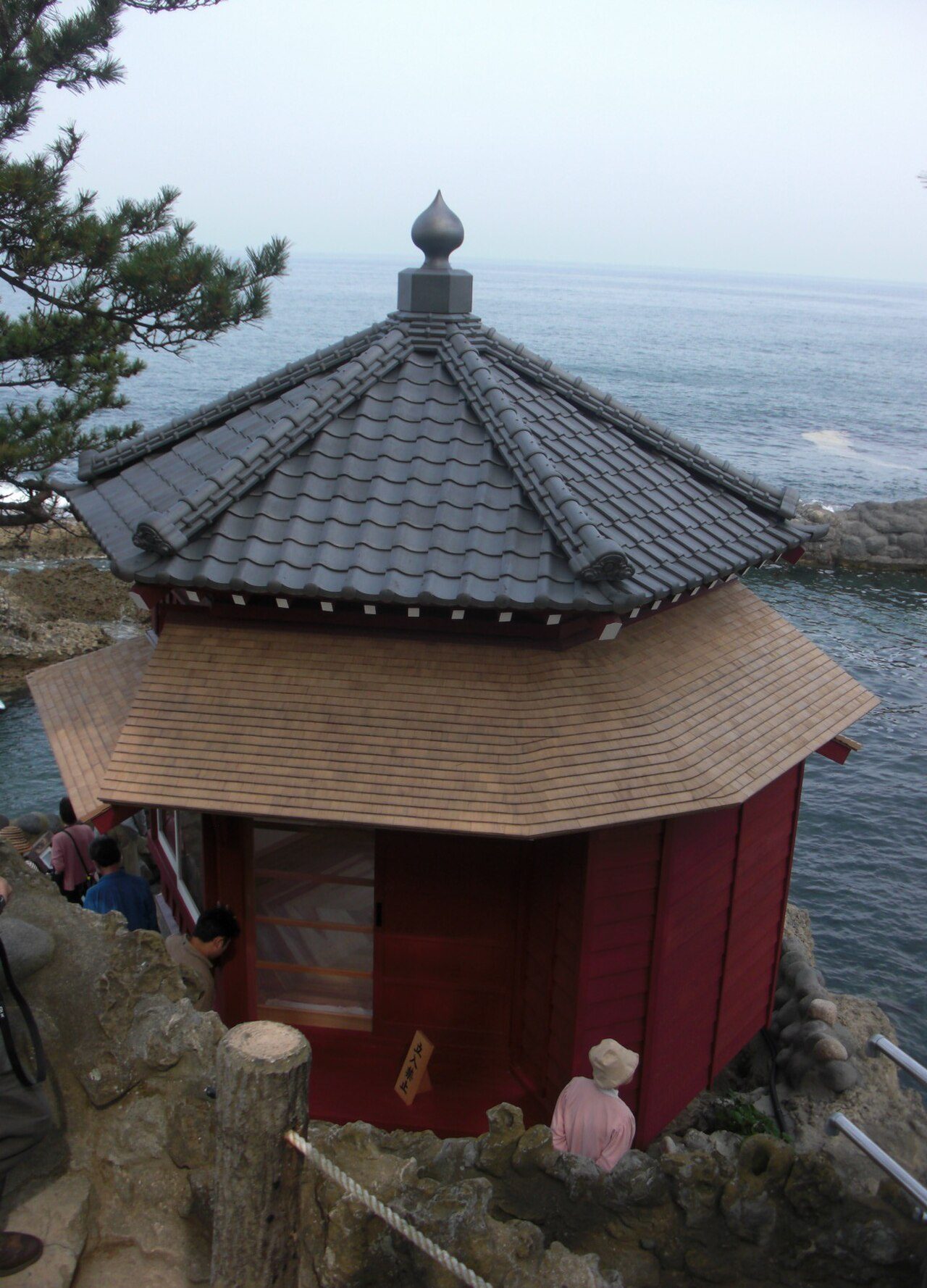 再建された六角堂の屋根と太平洋