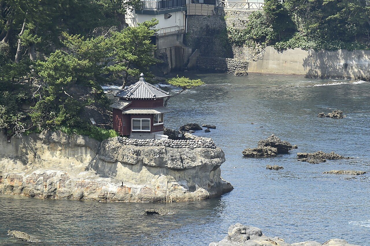 松林越しに望む六角堂と五浦の入り江