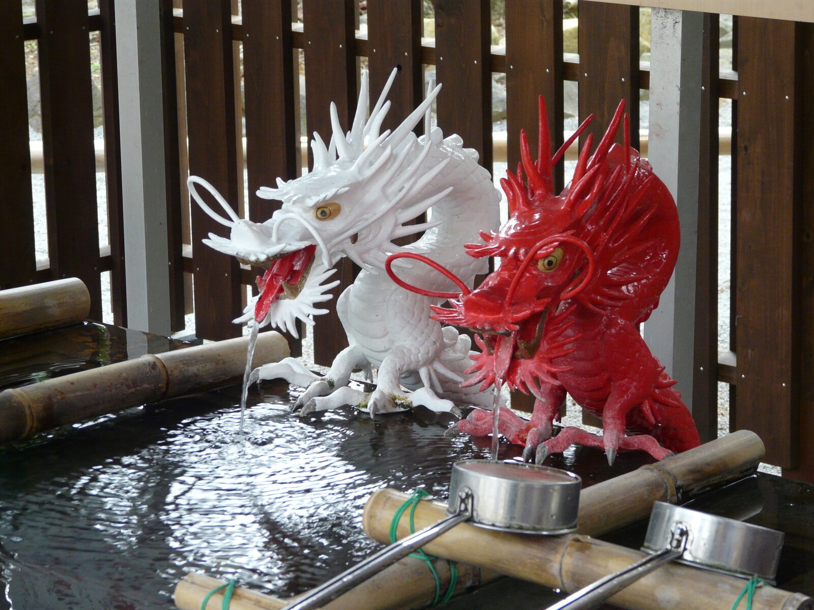 伊豆山神社の赤白二龍の手水舎