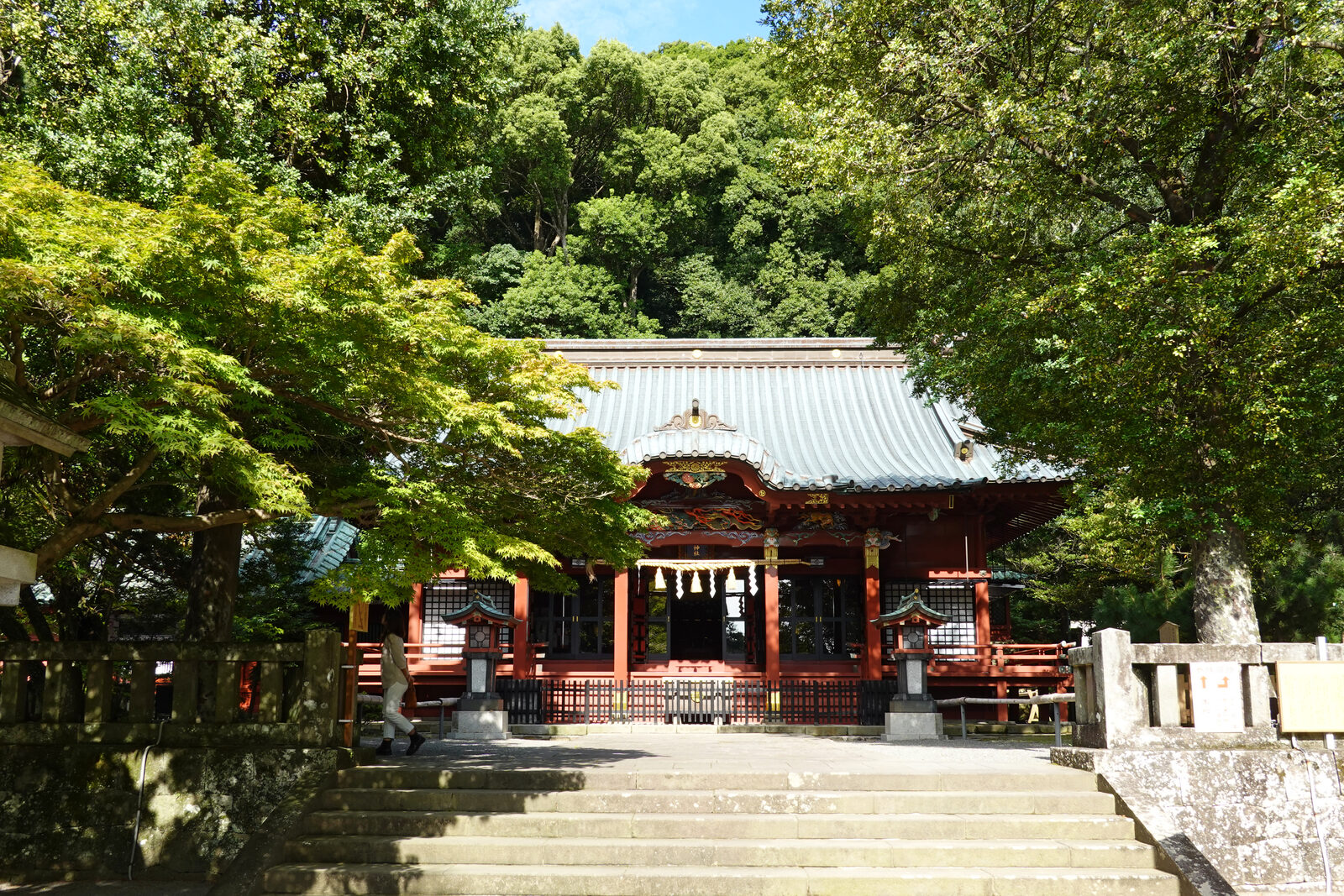 伊豆山神社の朱塗りの拝殿