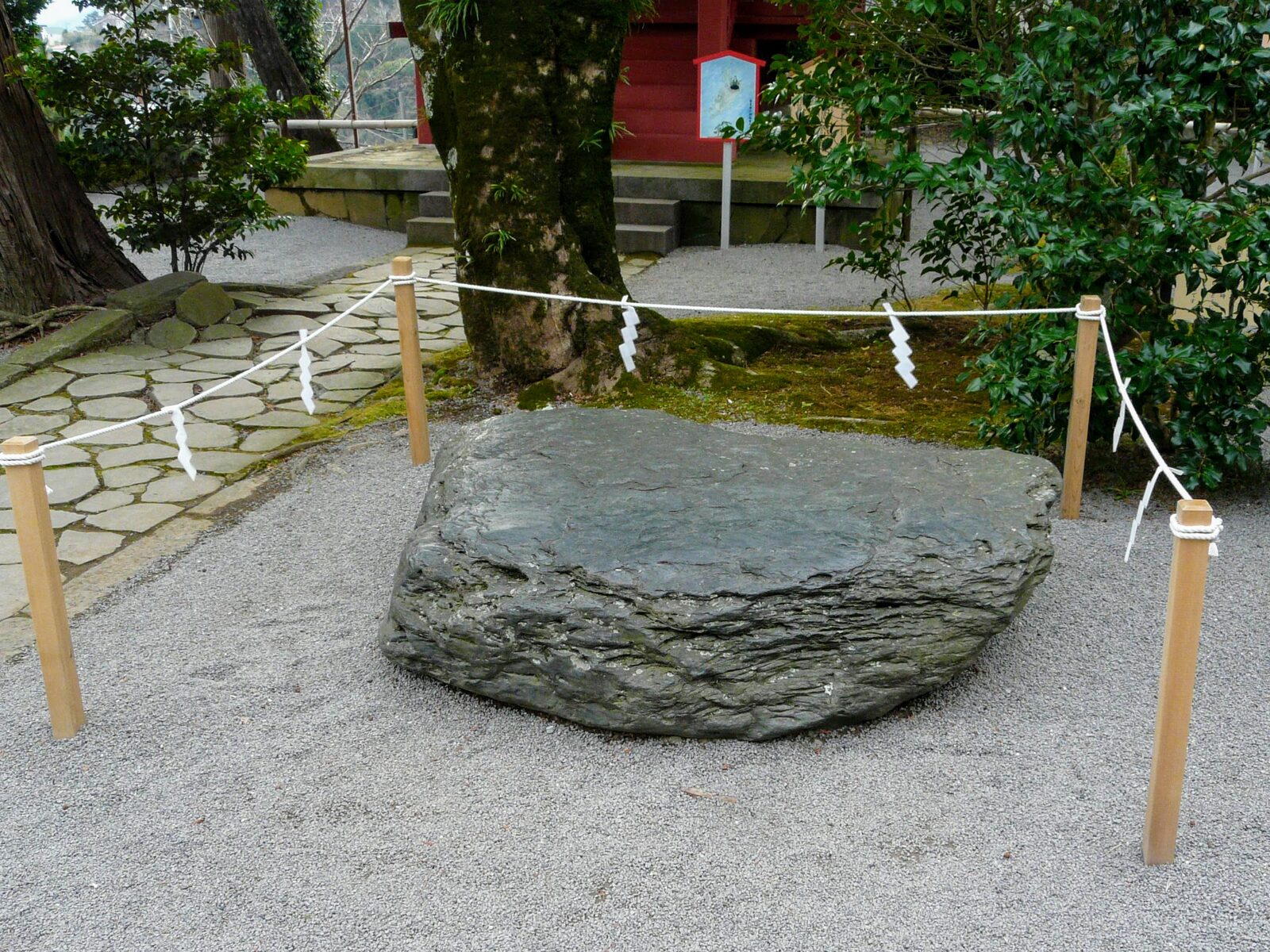 しめ縄が張られた伊豆山神社境内の霊石