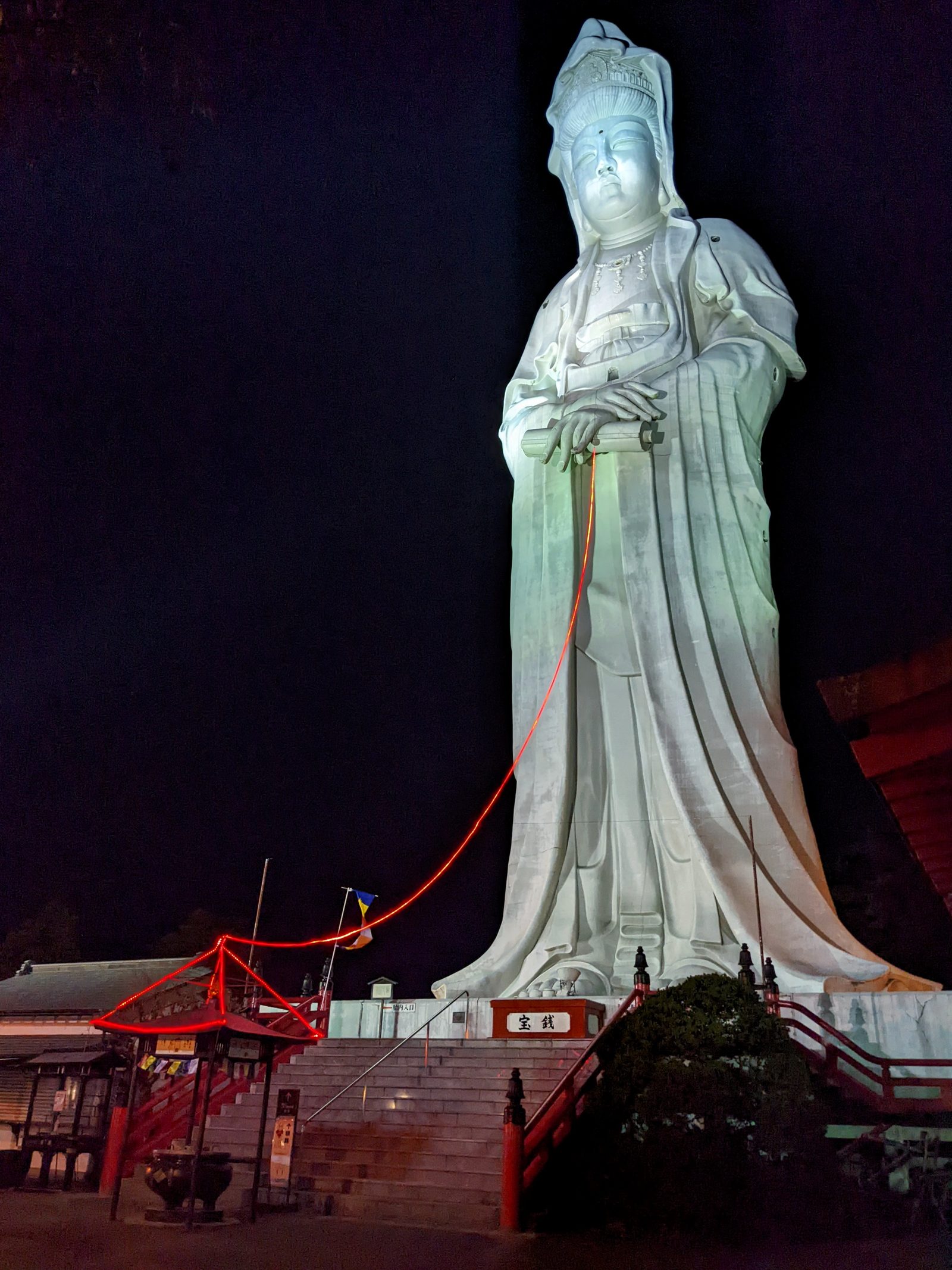夜、赤い糸祈願祭でライトアップされた高崎白衣大観音