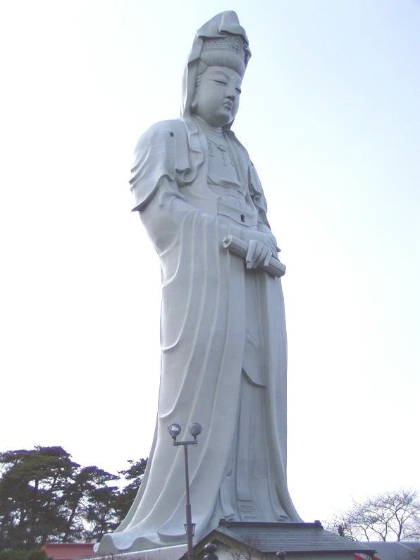 麓から見た高崎白衣大観音の全身