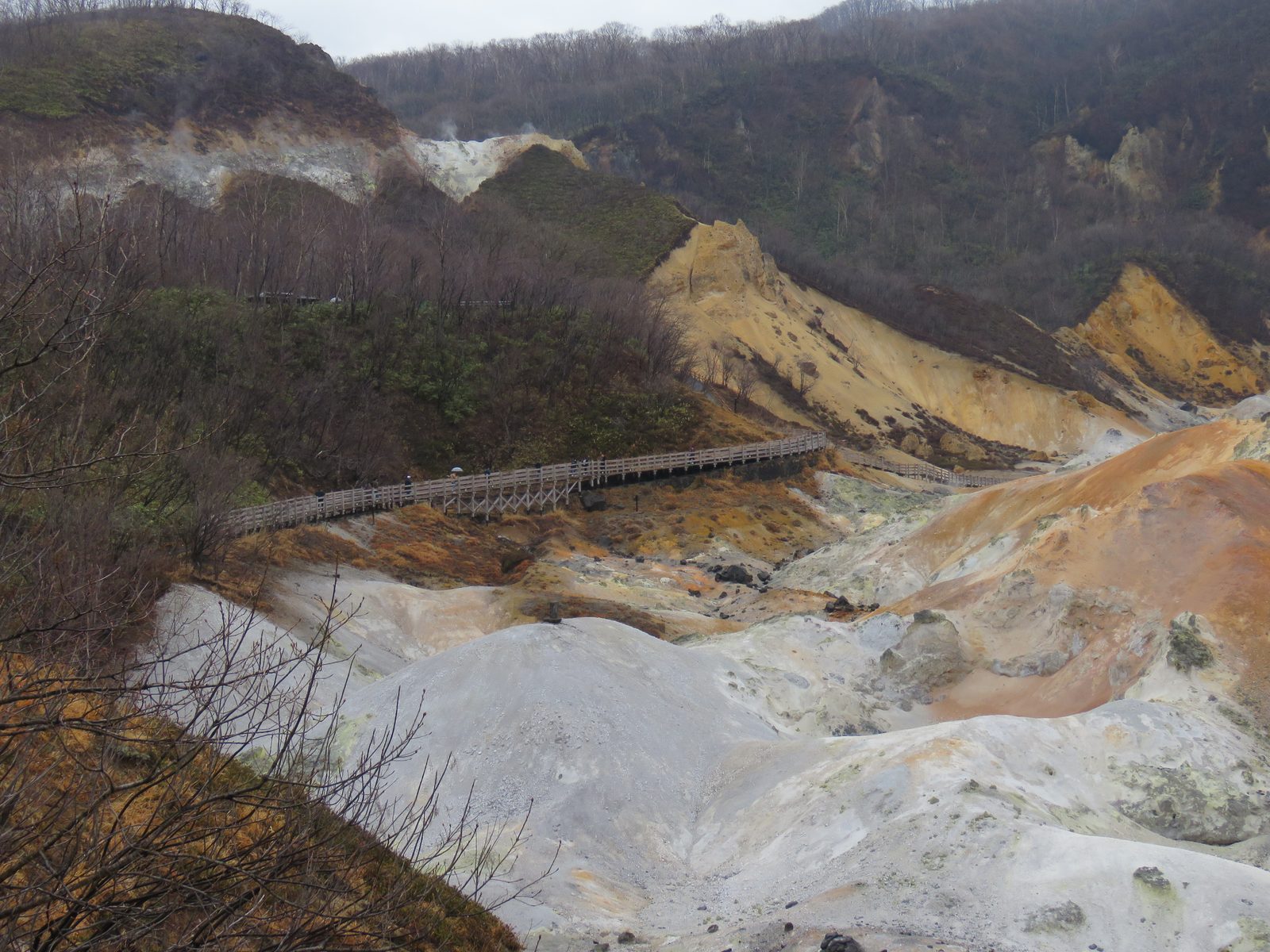 登別地獄谷の探勝路から見た噴気孔と硫黄で染まった岩肌
