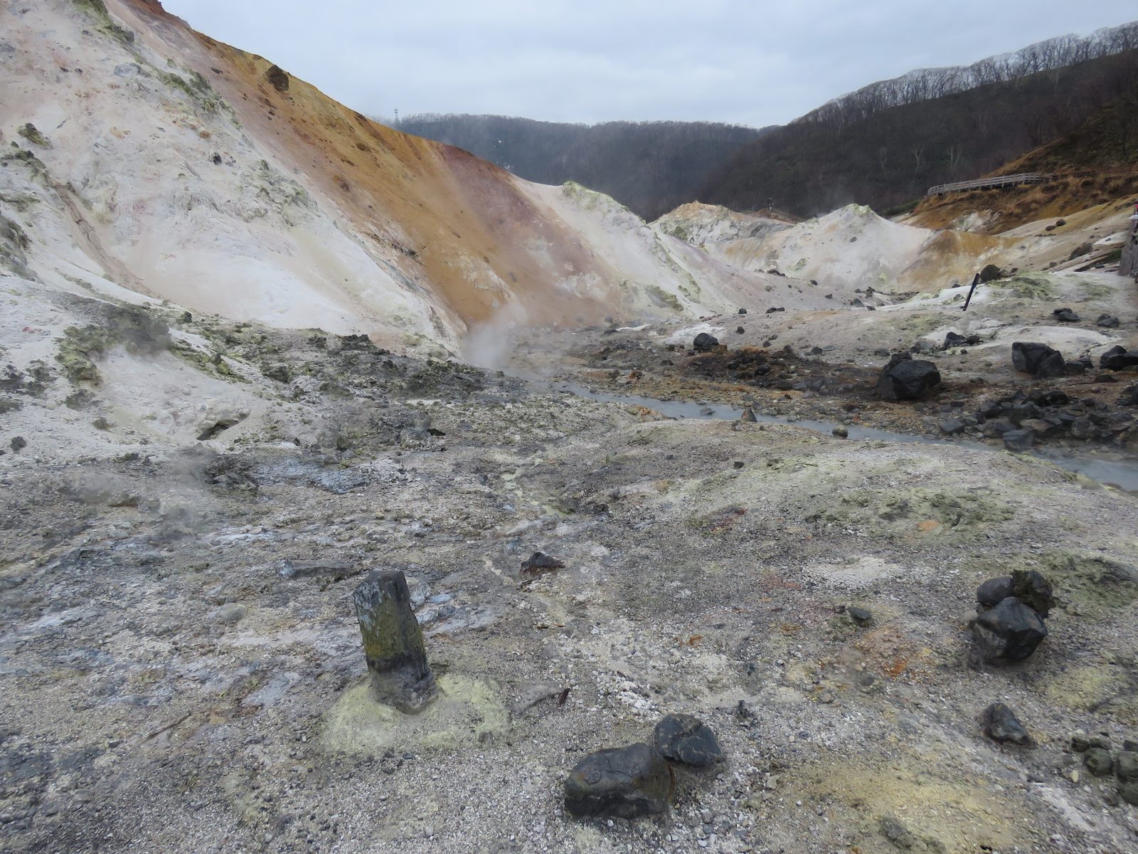 登別地獄谷の谷底から立ちのぼる白い水蒸気