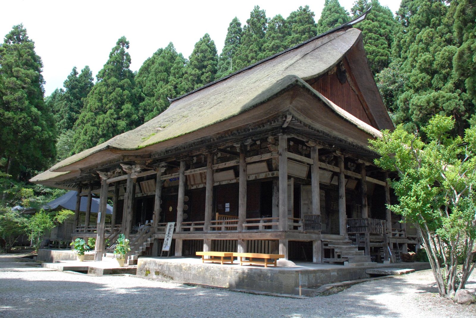 本山慈恩寺の茅葺屋根、国指定重要文化財の本堂