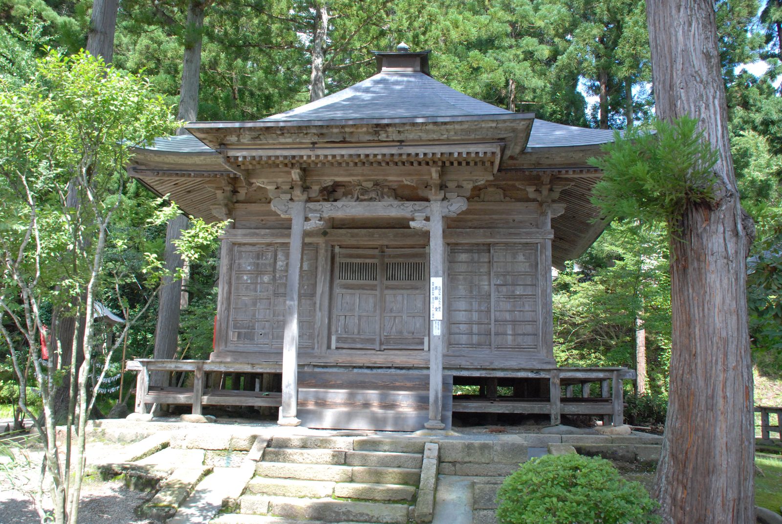 本山慈恩寺境内に建つ薬師堂