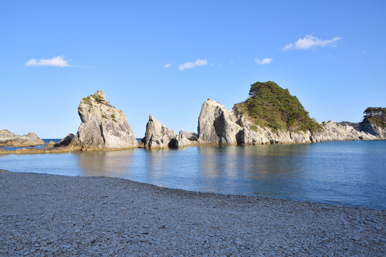 浄土ヶ浜の砂浜と穏やかな入り江
