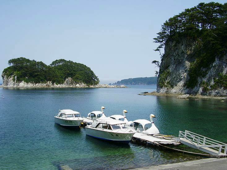 浄土ヶ浜の流紋岩と青い海