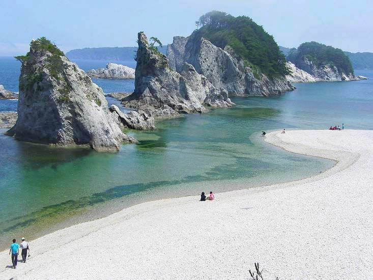 浄土ヶ浜の白い流紋岩と青い海