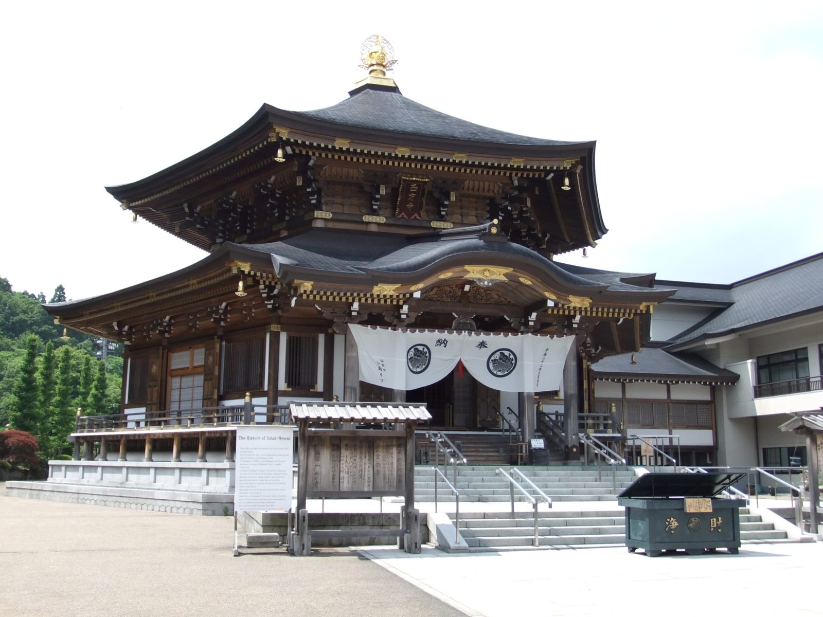 定義如来西方寺の大本堂、金色の装飾が施された唐破風造りの正面