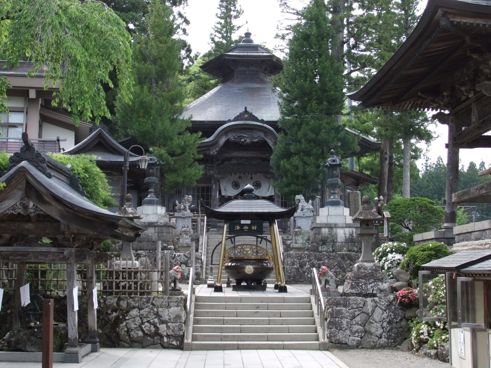 杉木立に囲まれた御廟貞能堂の六角堂