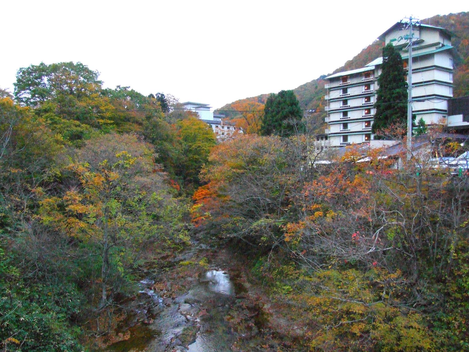 作並温泉、広瀬川沿いの湯宿と紅葉