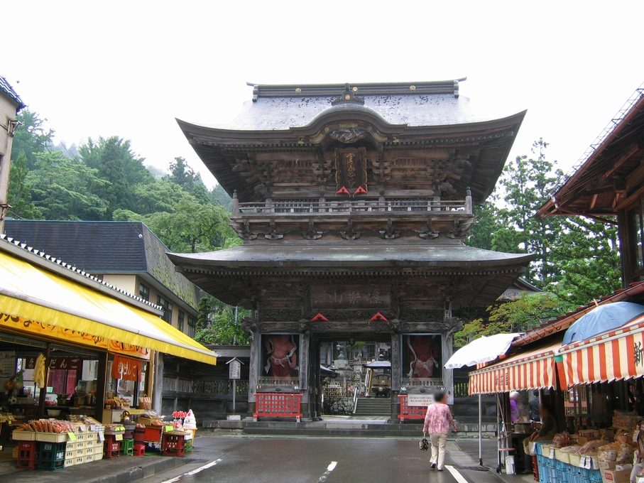 定義如来西方寺の山門と、両脇に並ぶ参道の茶屋