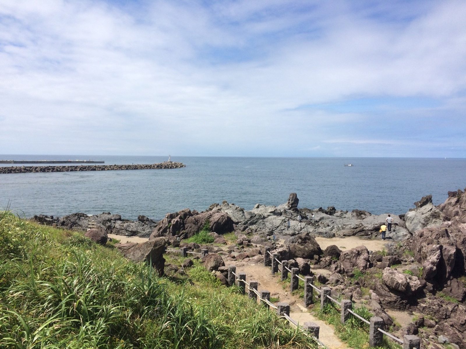 十六羅漢岩の展望台から望む日本海と吹浦漁港の防波堤