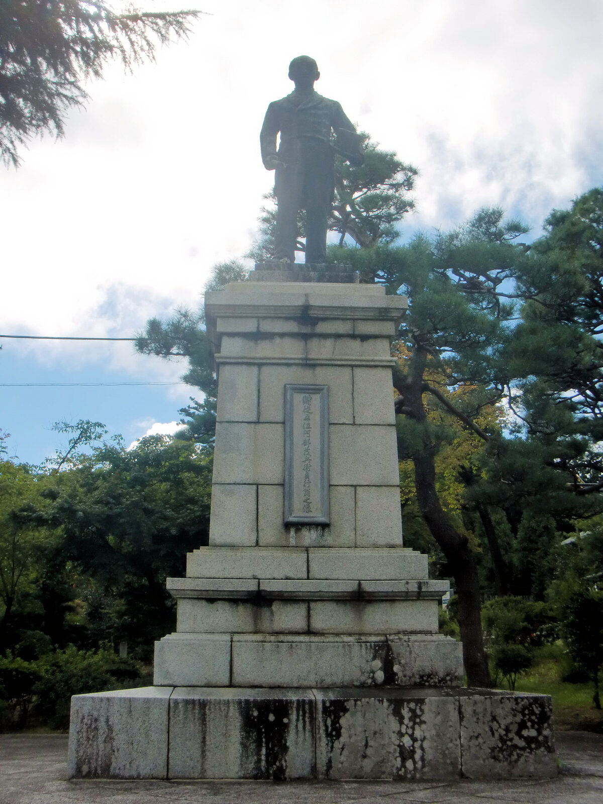 開成山大神宮境内の阿部茂兵衛銅像、開成社初代社長