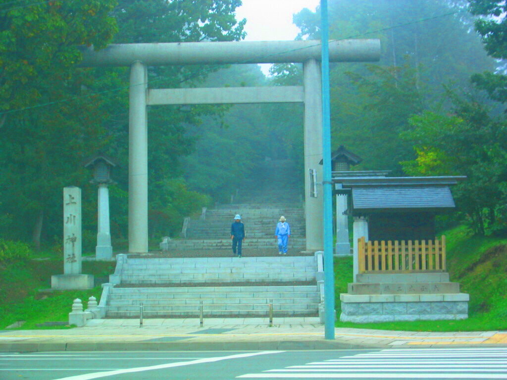 上川神社の鳥居と石段の参道