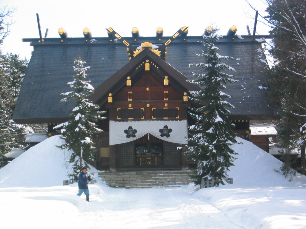 雪に包まれた上川神社の拝殿