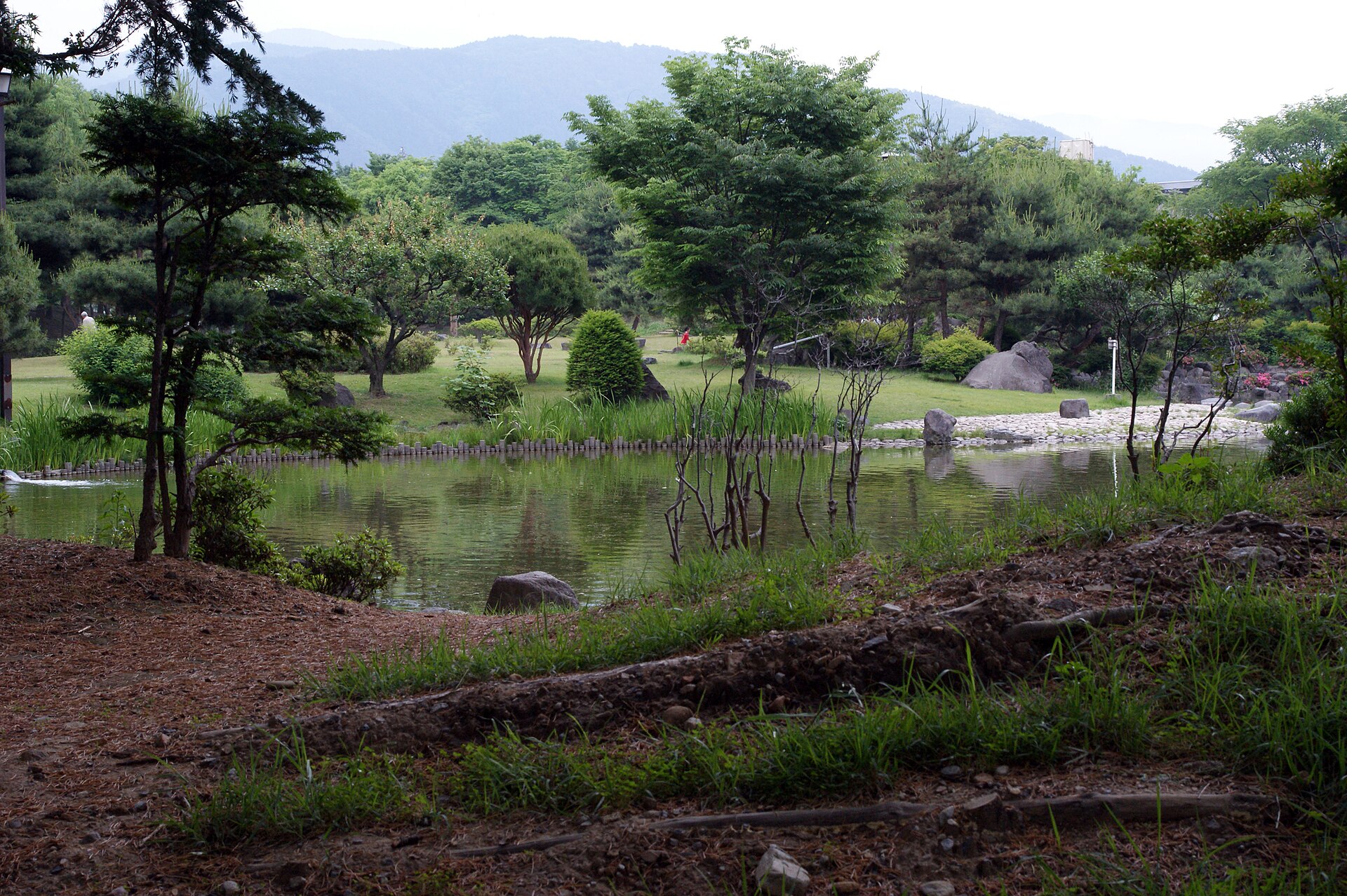あがたの森公園の日本庭園の池と奥に見える山並み