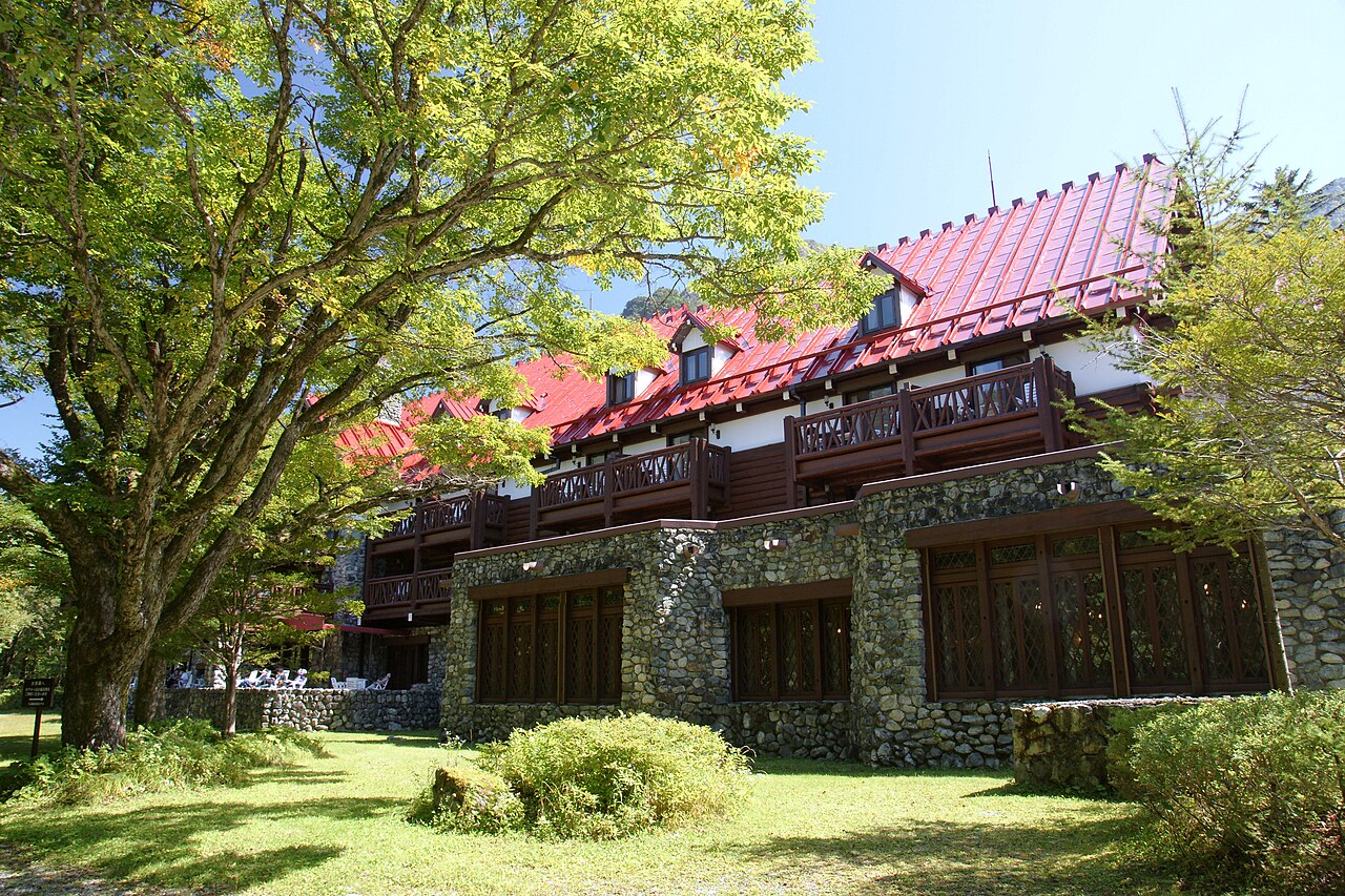上高地帝国ホテルの庭側とテラス