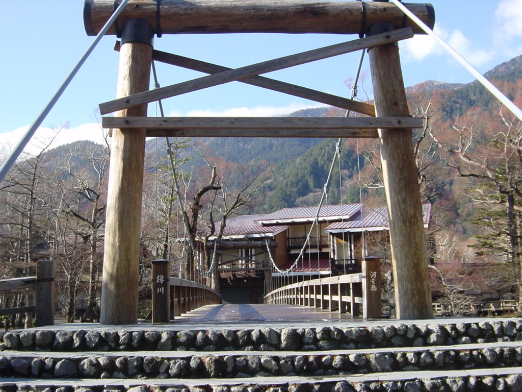 閉山後の誰もいない河童橋の橋上