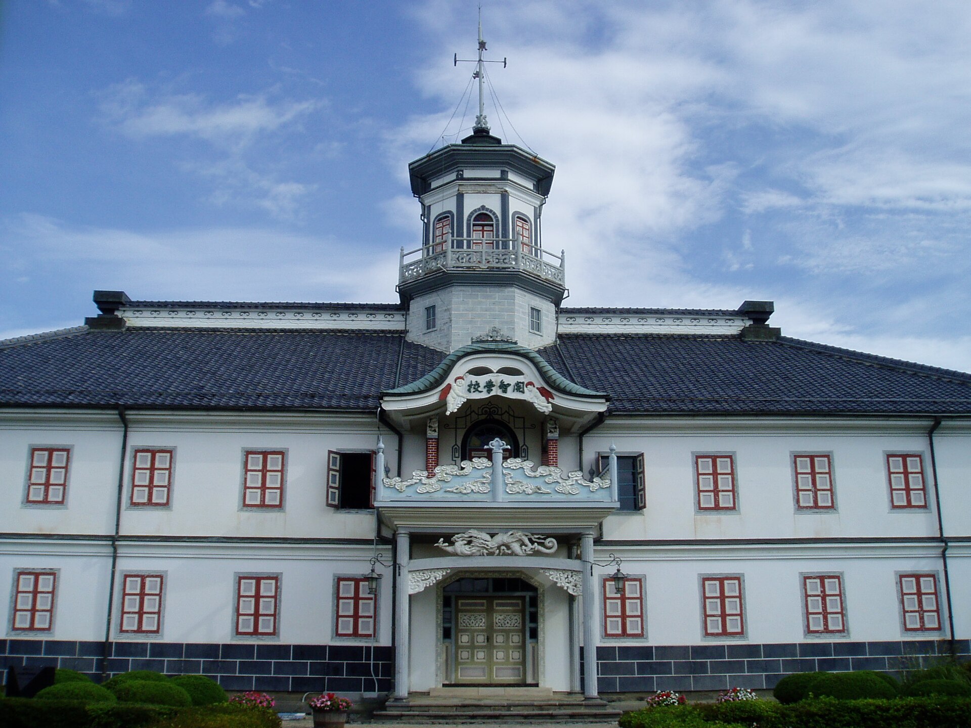 国宝旧開智学校校舎の擬洋風建築の正面