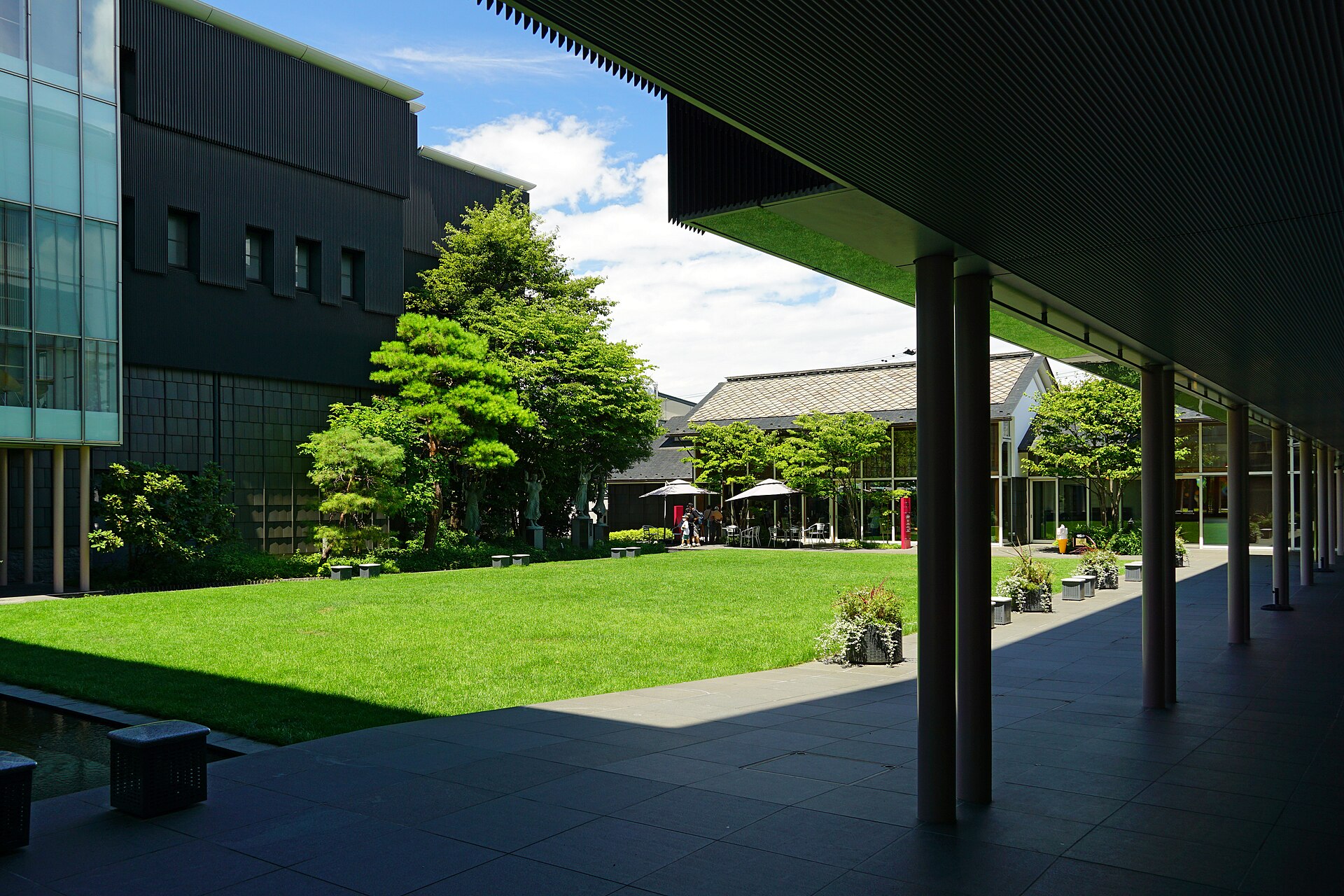 松本市美術館の中庭の芝生と回廊